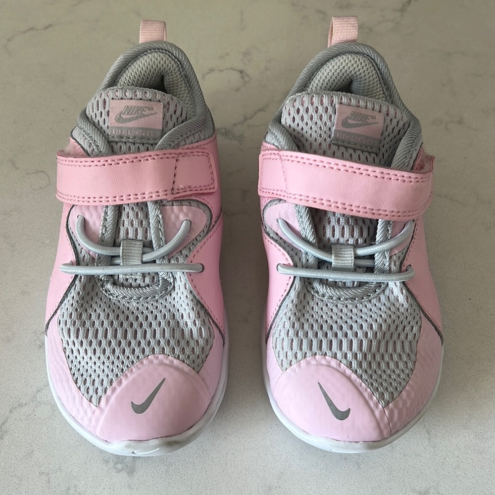 Nike toddler girls light pink sneakers.